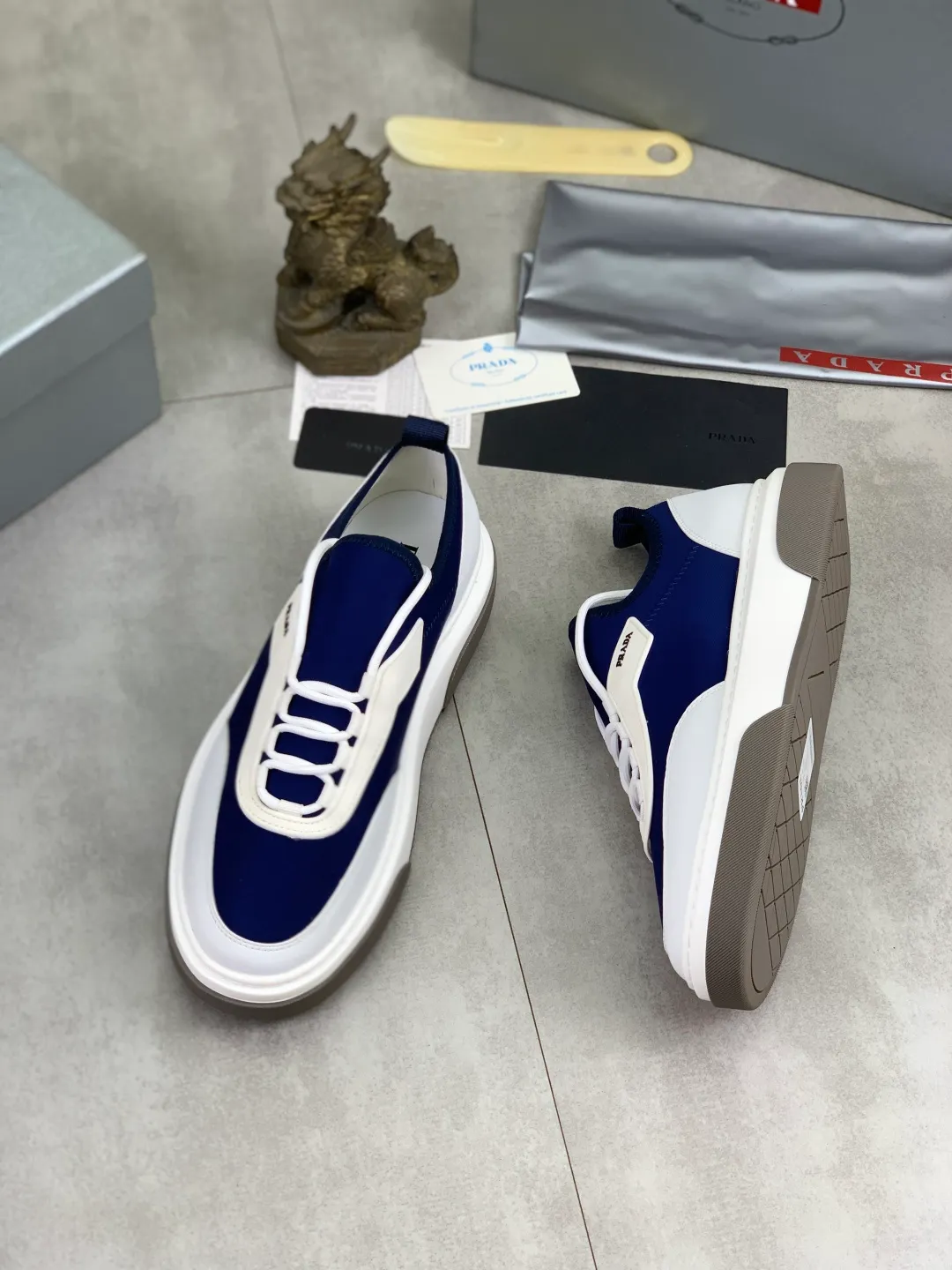 Men's shoes 💰P560💰[New style] popular models are on the official website, 🆘 Trendy brand (Prada) mainly promotes popular models, avant-garde and versatile fashion men's shoes private version mold opening, cowhide surface splicing 1:1.. Fashionable and simple, original imported cowhide lining cowhide feet; the atmosphere and personality are more fashionable, eye-catching and pursuing class. It will subvert the old idea and be a must-have for fashionistas with you! Must keep it for yourself! Tall and comfortable, large and low, high-end quality workmanship. Size: 38-44 3️⃣colors available.